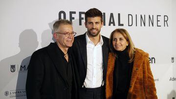 El jugador del FC Barcelona y presidente de Kosmos, Gerard Piqué, con sus padres Joan Piqué y Montserrat Bernabéu.