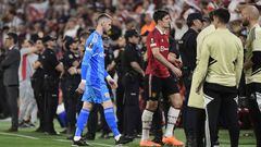 Manchester United's Spanish goalkeeper David de Gea (C) and teammates leave the pitch at the end of the UEFA Europa league quarter final second Leg football match between Sevilla and Manchester United at the Ramon Sanchez-Pizjuan stadium in Seville on April 20, 2023. (Photo by CRISTINA QUICLER / AFP)