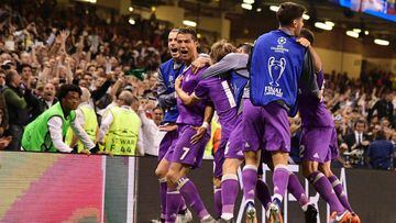 Los jugadores del Real Madrid celebran uno de los goles de Cristiano Ronaldo.
