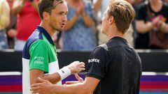 El tenista ruso Daniil Medvedev felicita a Tim van Rijthoven tras su victoria en la final del Libema Open, el torneo de 's-Hertogenbosch