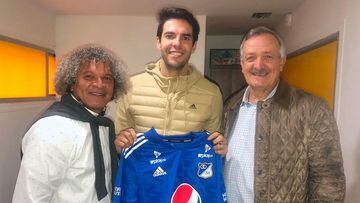 Millonarios FC le regaló la camiseta a Ricardo Kaká, exjugador brasileño.