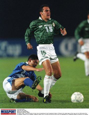 Entradas con fuerza desmedida, es a lo que se arriesgan los jugadores del Tri. Foto del 19 de enero de 1996: Cuauhtémoc Blanco durante juego de la Copa de Oro 1996.