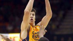 El jugador del Valencia Basket, Lucic (i), trata de vencer la oposici&oacute;n del del Baloncesto Sevilla, Xavier Thames.