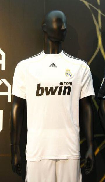 The round collar returned for the 2009/2010 kit.