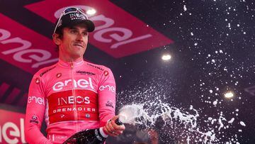 El ciclista británico Geraint Thomas descorcha el champán con la maglia rosa durante el Giro de Italia 2023.