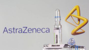 En esta ilustraci&oacute;n, tomada el 9 de septiembre de 2020, se ve un tubo de ensayo etiquetado con la vacuna frente al logotipo de AstraZeneca.