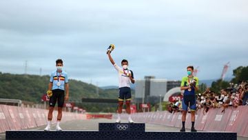 Tokyo 2020 Olympics - Cycling - Road - Men&#039;s Road race - Medal Ceremony - FSW - Fuji International Speedway - Shizuoka, Japan - July 24, 2021. Gold medallist Richard Carapaz of Ecuador celebrates on the podium with silver medallist, Wout van Aert of 