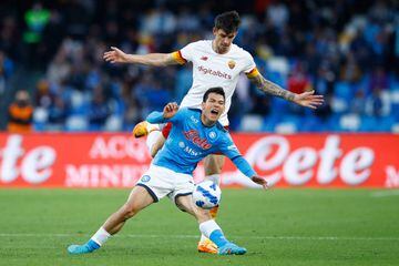 NAPLES, ITALY - APRIL 18: Roger Ibanez of AS Roma and Hirving Lozano of SSC Napoli battle for the ball during the Serie A match between SSC Napoli and AS Roma at Stadio Diego Armando Maradona on April 18, 2022 in Naples, Italy. (Photo by Matteo Ciambelli/vi/DeFodi Images via Getty Images)