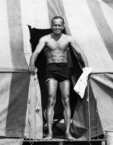 Douglas Fairbanks Senior sale de una de las típicas casetas de playa de la época en 1925 en Hollywood.