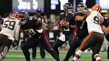 ATLANTA, GEORGIA - AUGUST 29: Feleipe Franks #15 of the Atlanta Falcons looks to pass against the Cleveland Browns during the first half at Mercedes-Benz Stadium on August 29, 2021 in Atlanta, Georgia.   Kevin C. Cox/Getty Images/AFP == FOR NEWSPAPERS, I