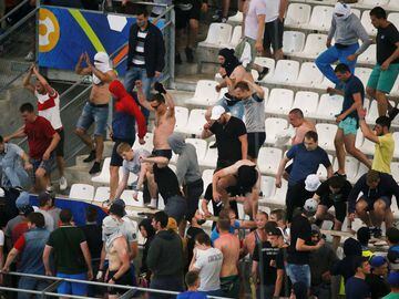 Enfrentamiento entre los ultras rusos e ingleses en el partido que enfrentó a ambas selecciones en Marsella durante la Eurocopa 2016.