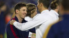 Cristiano Ronaldo saluda a Messi antes del Clásico.