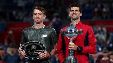 El tenista australiano John Millman y el serbio Novak Djokovic posan durante la entrega de trofeos del Abierto de Japón 2019 en Tokio.