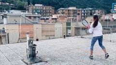 Mujeres disputan partido de tenis de edificio a edificio