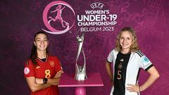 La capitana de España, Silvia Lloris, y la de Alemania, Vanessa Diehm, posan con el trofeo que busca dueño hoy en la final de Bélgica.
