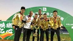 Albert Garc&iacute;a, celebrando el campeonato de Tercera Divisi&oacute;n junto al resto del cuerpo t&eacute;cnico del Wuhan.