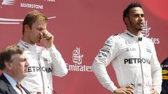 Rosberg y Hamilton en el podio de Silverstone.