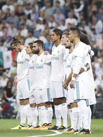 Los jugadores del Real Madrid se abrazan durante el minuto de silencio antes del duelo ante el Betis.