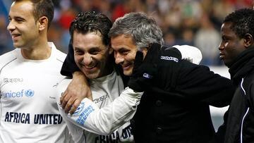 Paulo Futre y José Mourinho se celebran antes de un partido benéfico.