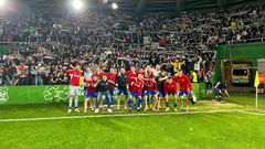 Los jugadores del Burgos celebran la victoria en Santander con la afición desplazada.