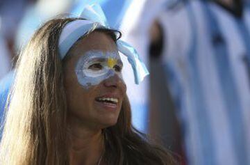 SLC304. SANTA CLARA (EE.UU.), 06/06/2016.- Una fanática de Argentina anima antes de enfrentar a Chile hoy, lunes 6 de junio de 2016, en un partido de la Copa América Centenario en Santa Clara (EE.UU.). EFE/DAVID FERNÁNDEZ