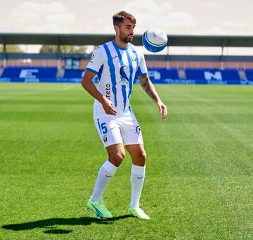 Josema da toques a un balón ya vestido con la camiseta del Leganés. 