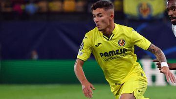 Villarreal&#039;s Spanish forward Yeremi Pino (L) is challenged by Young Boys&#039; Swiss defender Ulisses Garcia during the UEFA Champions League first round group F football match between Villarreal CF and BSC Young Boys at La Ceramica stadium in Vila-r