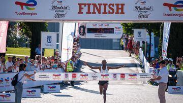 El atleta keniano Weldon Lagat celebra su victoria en la Madrid Vintage Run 2022.
