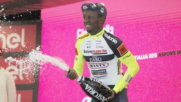 El ciclista eritreo Biniam Girmay, con la botella de champ&aacute;n tras ganar la d&eacute;cima etapa del Giro de Italia en Jesi.