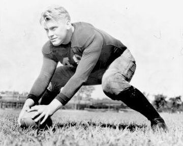Nunca se supo a que equipo apoya Gerald Ford, sin embargo, jugó con Michigan en la NCAA, además de que fue visoreado por los Green Bay Packers y los Detroit Lions, aunque prefirió estudiar leyes en la Universidad de Yale.