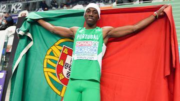 El triplista portugu&eacute;s Pedro Pablo Pichardo posa con la bandera de Portugal tras proclamarse campe&oacute;n de Europa en pista cubierta en los Europeos de Torun 2021.