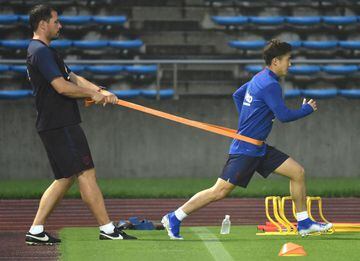 FC Barcelona's Japanese player Hiroki Abe (R) warms up before a training session ahead of the Rakuten Cup football match with Chelsea, in Machida, suburban Tokyo on July 22, 2019. - Barcelona and Chelsea will play for the Rakuten Cup in Saitama on July 23