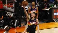 Phoenix (United States), 18/07/2021.- Phoenix Suns guard Devin Booker (C) shoots against the Milwaukee Bucks in the fourth quarter of game 5 of 2021 NBA Finals basketball playoff series between the Phoenix Suns and the Milwaukee Bucks at Phoenix Suns Aren