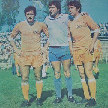 Juan Olivares (portero, centro de la foto) | Jugó solo un año en Cobreloa (1977), pero fue en el ascenso y quedó en el corazón de los hinchas. Cuando jugó en los naranjas ya había jugado dos Mundiales.