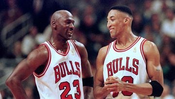 CHI08:SPORT-NBA:CHICAGO,22MAY97 - Chicago Bulls' Michael Jordan (L) and Scottie Pippen take a breather and smile as the fourth quarter of the NBA Eastern Conference Finals game against the Miami Heat winds down, in Chicago, May 22. Chicago won the game 75-68 and leads the best of seven series two games to none.   sue/Photo by Sue Ogrocki REUTERS