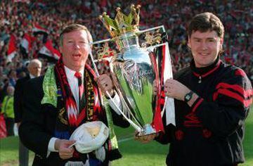 8 de mayo de 1994. Alex Ferguson, y Bryan KIDD con el Trofeo de la Premier League después de su empate 0-0 con Coventry City en el estadio Old Trafford.