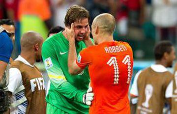 Tim Krul, felicitado por Arjen Robben, ingres&oacute; a solo segundos de finalizar el tiempo suplementario ante Costa Rica. Van Gaal hab&iacute;a aguantado el cambio.