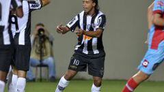 Ronaldinho celebra uno de los dos goles que anot&oacute; contra el Arsenal.