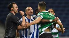 Porto&#039;s Portuguese defender Pepe (C) argues with Sporting Lisbon&#039;s Moroccan defender Zou during the Portuguese league football match between FC Porto and Sporting CP at the Dragao stadium in Porto on February 27, 2021. (Photo by MIGUEL RIOPA / A