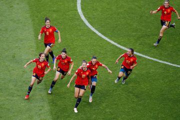 Spain celebrate Jenni Hermoso's second spot-kick