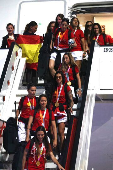 Las campeonas del mundo a su llegada al aeropuerto de Barajas.