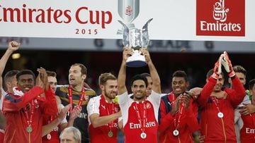 Football - Arsenal v VfL Wolfsburg - Emirates Cup - Pre Season Friendly Tournament - Emirates Stadium - 26/7/15 Arsenal&#039;s Mikel Arteta lifts the Emirates cup as he celebrates their victory with team mates Action Images via Reuters / John Sibley Livepic EDITORIAL USE ONLY.