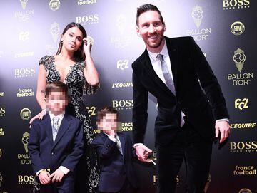 TOPSHOT - Barcelona's Argentinian forward Lionel Messi (R) and his wife Antonella Roccuzzo (L) and their sons Thiago and Mateo arrive to attend the Ballon d'Or France Football 2019 ceremony at the Chatelet Theatre in Paris on December 2, 2019. (Photo by FRANCK FIFE / AFP)