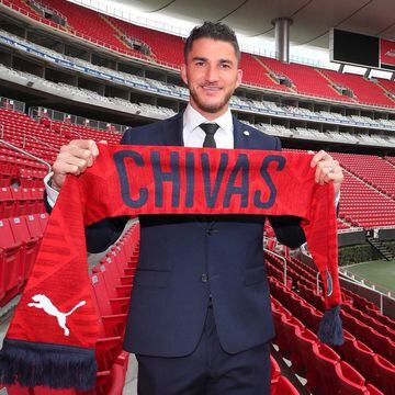 Si de algo adolecía Chivas era en defensa. Con la llegada del experimentado central se busca renovar la parte baja del equipo y suplir la salida de Carlos Salcido.