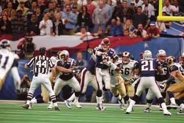 Tom Brady conecta con el running back J.R. Raymond en el drive que le dio el campeonato a los Patriots.