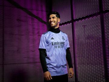 El Real Madrid junto con Adidas ha presentado la que será la segunda equipación para la temporada 22/23. El color es un nuevo tono de morado, que se combina con el negro en los detalles de la camiseta como el cuello redondo o las franjas de los hombros.