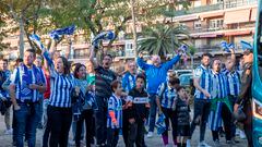 Aficionados de la Real Sociedad animan al equipo a su llegada antes de enfrentarse al CD Cazalegas.