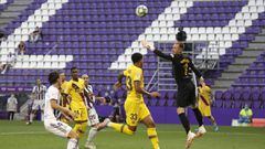 Barcelona&#039;s goalkeeper Marc-Andre ter Stegen makes a save during the Spanish La Liga soccer match between Valladolid and FC Barcelona at the Jose Zorrilla stadium in Valladolid, Spain, Saturday, July 11, 2020. (AP Photo/Manu Fernandez)