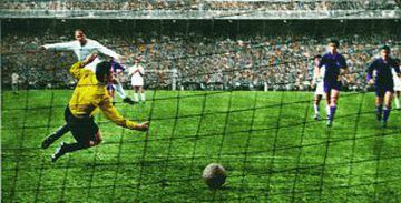 Real Madrid-Fiorentina
Gol 1-0 Alfredo Di Stéfano de penalti. Disparó sin arriesgar y con mucha potencia. Giuliano Sarti no tuvo tiempo para atajar el lanzamiento.