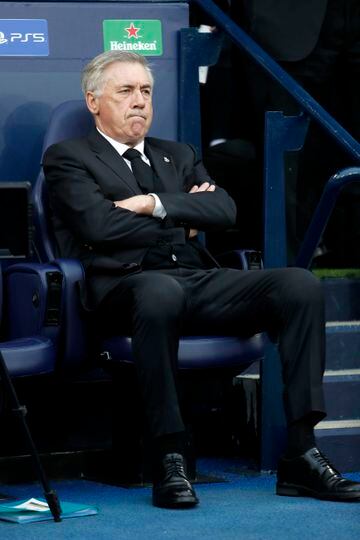 El entrenador italiano del Real Madrid, Carlo Ancelotti, muy serio en el banquillo del Etihad Stadium antes del inicio del encuentro. Su cara parece conocer el resultado final. 